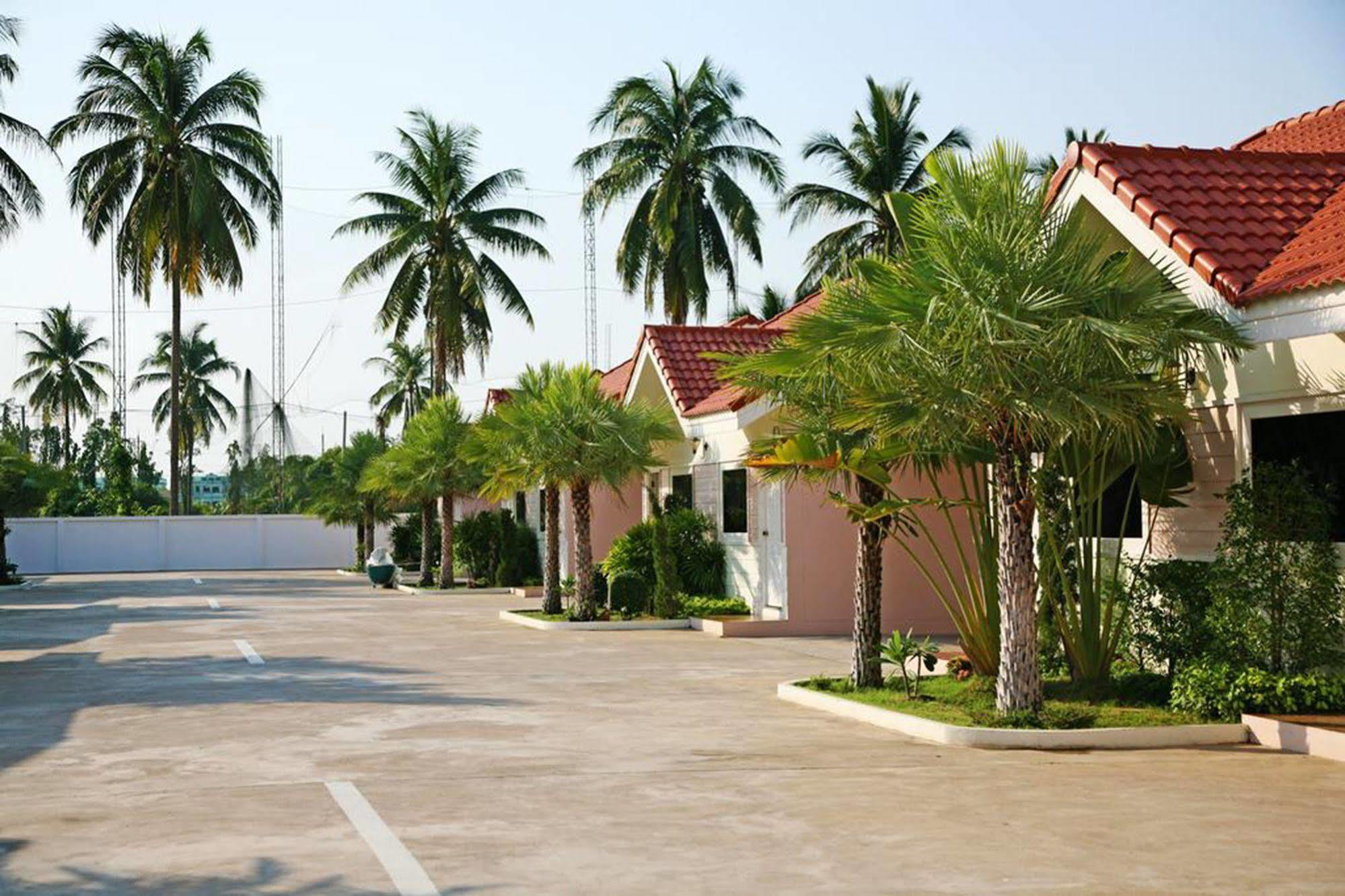 Soda Resort Kamphaeng Phet Exterior photo